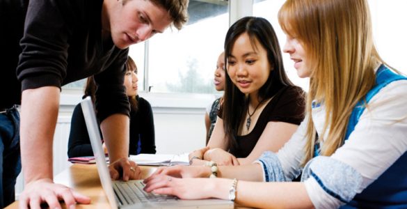 lehrer hilft studierenden am laptop, foto: istock, urbancow