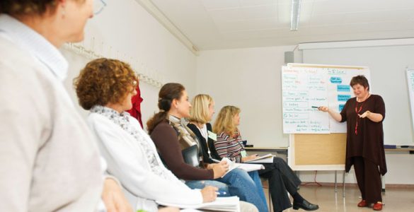 seminarsituation mit moderatorin am flipchart, foto: bernhard lang