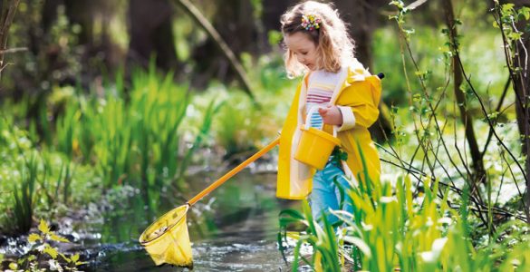 kleines maedchen mit kescher am bach, foto: fotolia, famveldman