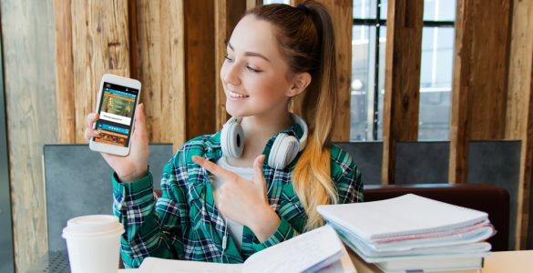 Schülerin mit Smartphone