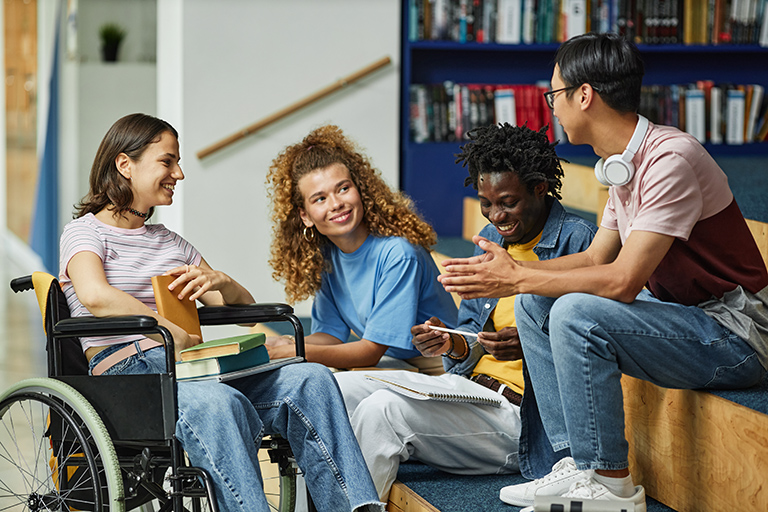 Zusatzqualifikationen – Diverse Gruppe junger Student*innen in der Bibliothek, Adobe Stock, Seventyfour