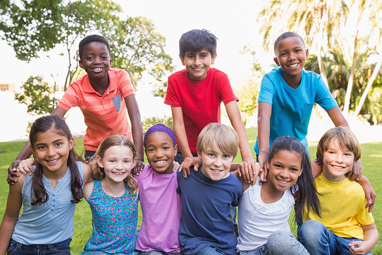 Erlebnispädagogik – Freunde im Park, Adobe Stock, WavebreakMediaMicro